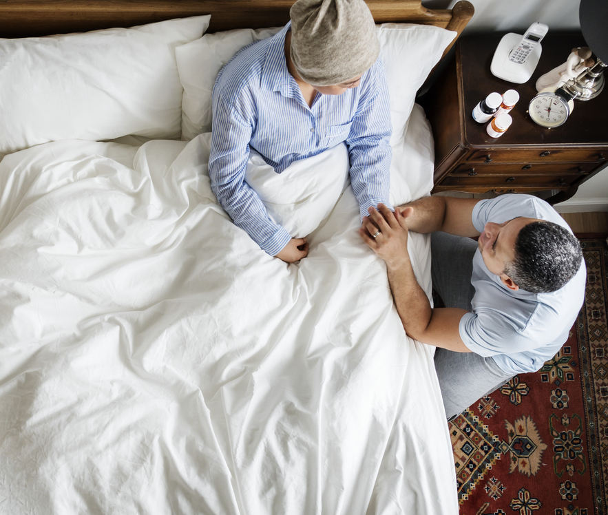 Hypnose et cancer : L’effet positif et analgésique de l’hypnose n’est plus à démontrer et le nombre d’études médicales à ce sujet est impressionnant. Qu’ils s’agissent de douleurs liées à la maladie ou de douleurs liées aux traitements, l’hypnose accompagnée et l’apprentissage de l’auto hypnose sont un plus non négligeable dans la prise en charge des patients atteints de cancer. L’hypnose analgésique et la distorsion subjective du temps sont des atouts et permettent de gérer l’intensité de la douleur, de modifier le rythme de survenue des épisodes douloureux en diminuant leur fréquence, ou de déplacer la douleur vers un endroit moins pénible et tout ceci sans effet secondaire en diminuant par ricoché la prise des médicaments.